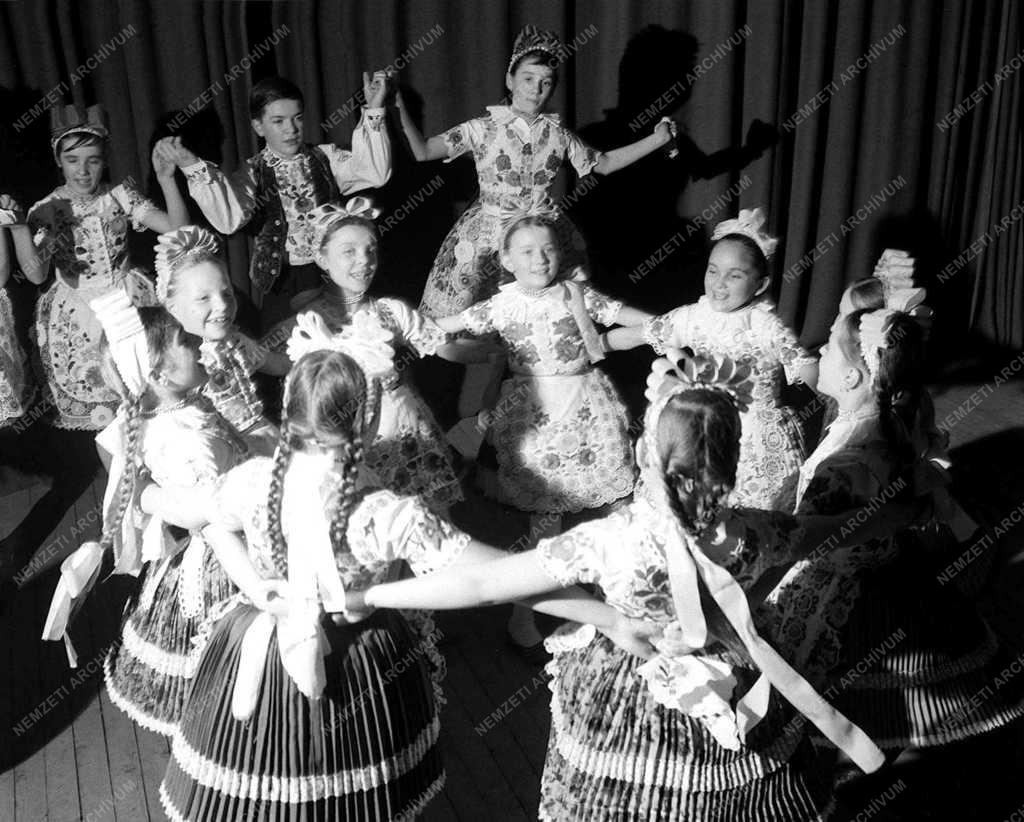 Kultúra - Néptánc - Gyermek néptáncbemutató