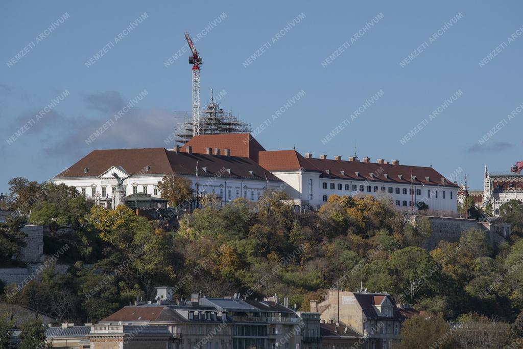 Városkép - Budapest - A Sándor-palota és a Karmelita kolostor