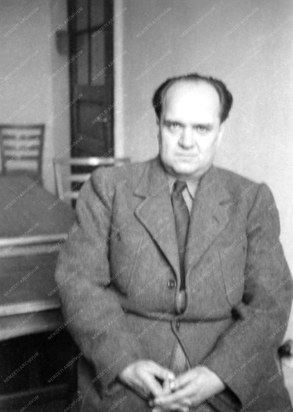 Személy - Széchi István fényképész a Markó utcában