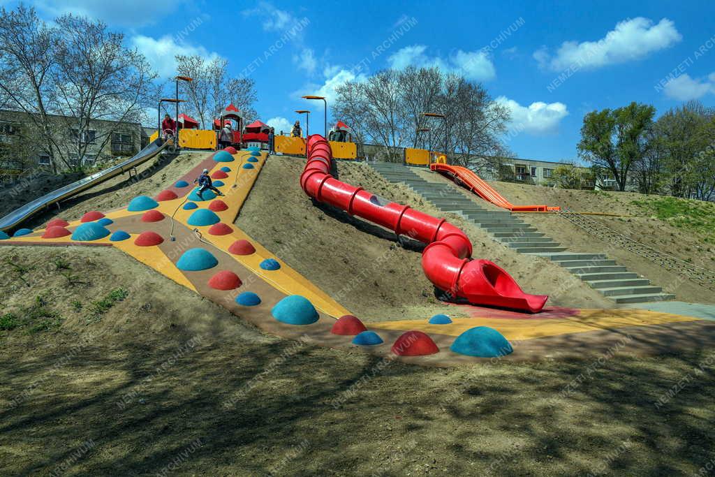 Szabadidő - Játszótér a debreceni Újkerti lakótelepen