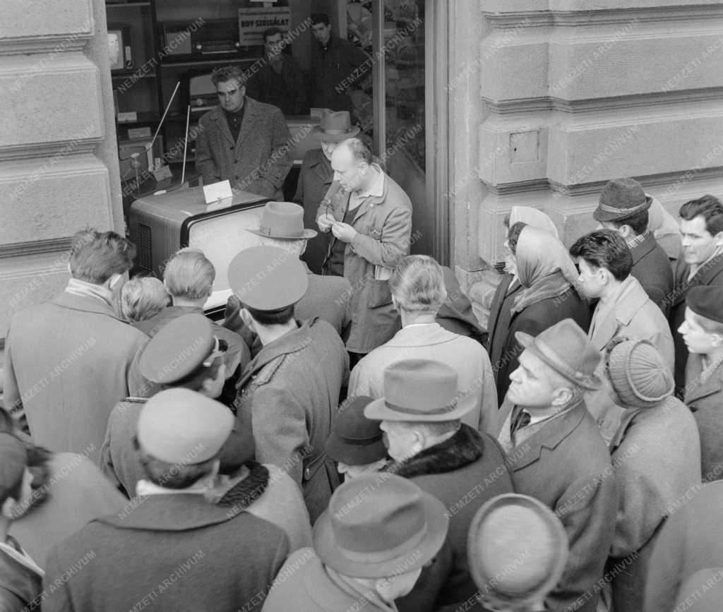 Kereskedelem - Sajtó - Televíziós közvetítés a Voszhod–2 űrhajósainak fogadásáról 