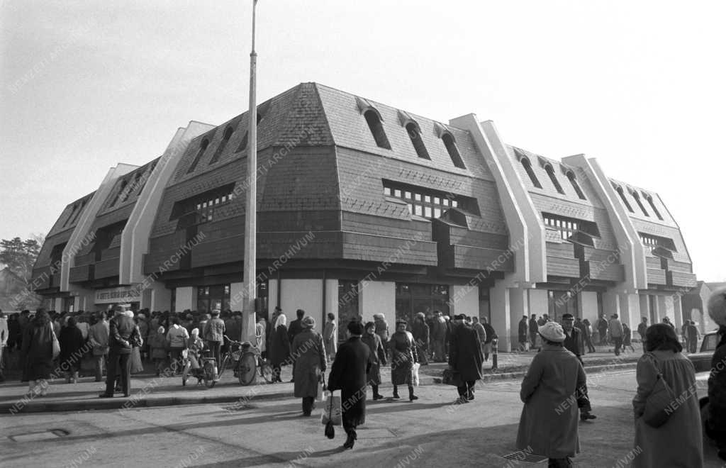 Kereskedelem - Skála Áruház nyílt Keszthelyen