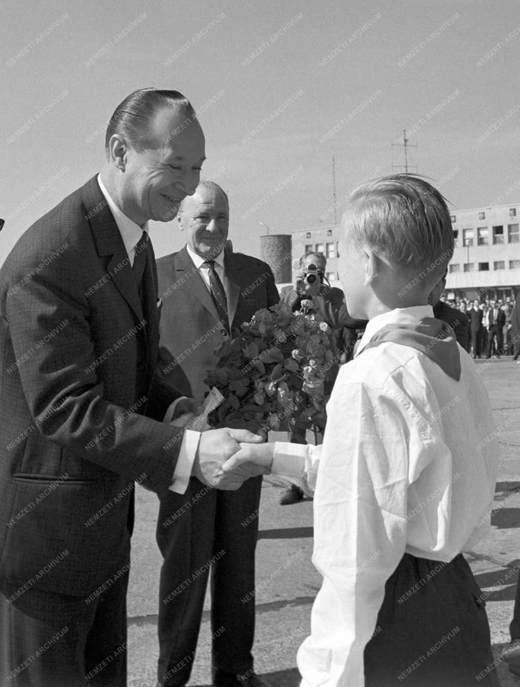 Külkapcsolat - Csehszlovák párt- és kormányküldöttség elutazása