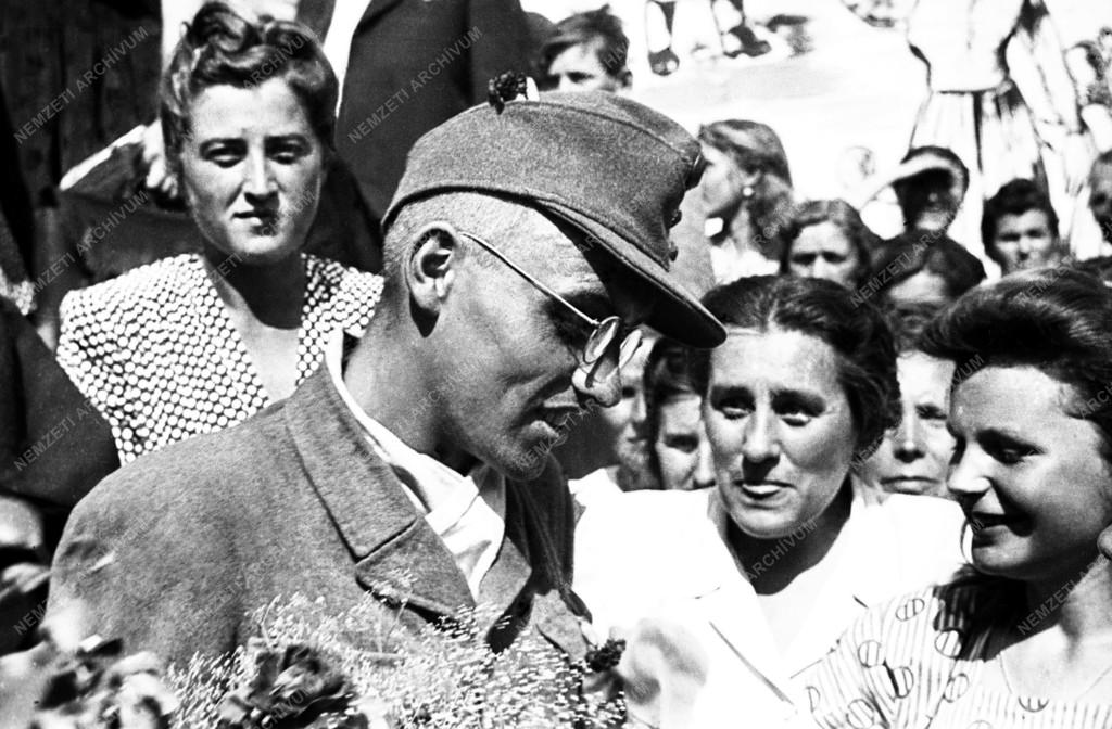 Hadifoglyok érkezése - MNDSZ
