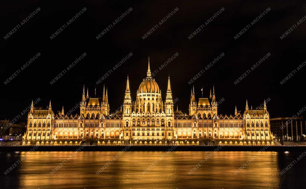 Épület - Budapest - A Parlament esti kivilágításban