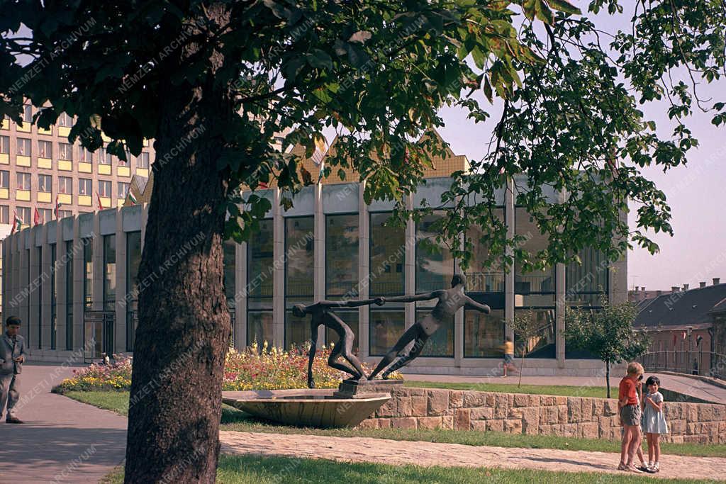 Városkép - Miskolc - Vízmerítők című szobor