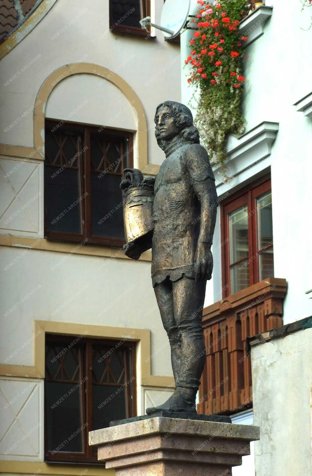 Köztéri szobor - Révkomárom - Károly Róbert 