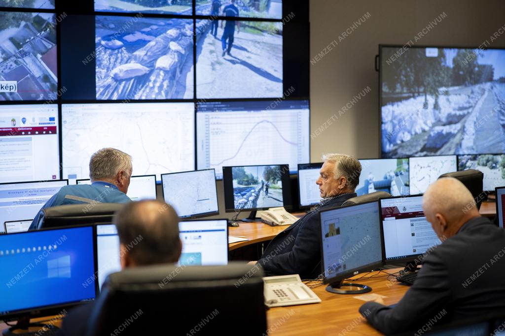 Árvíz - Orbán Viktor a Nemzeti Veszélyhelyzet-kezelési Központban