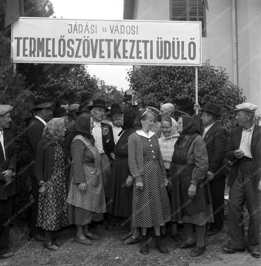 Szabadidő - Első beutaltak az új tsz üdülőben