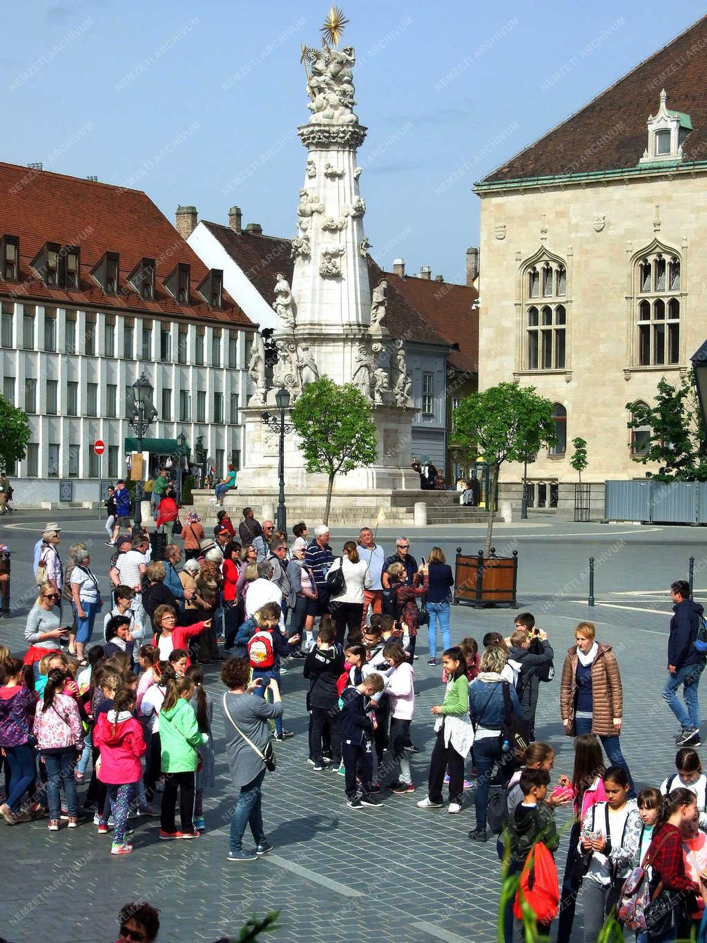 Városkép - Budapest - Turisták a budai Várban