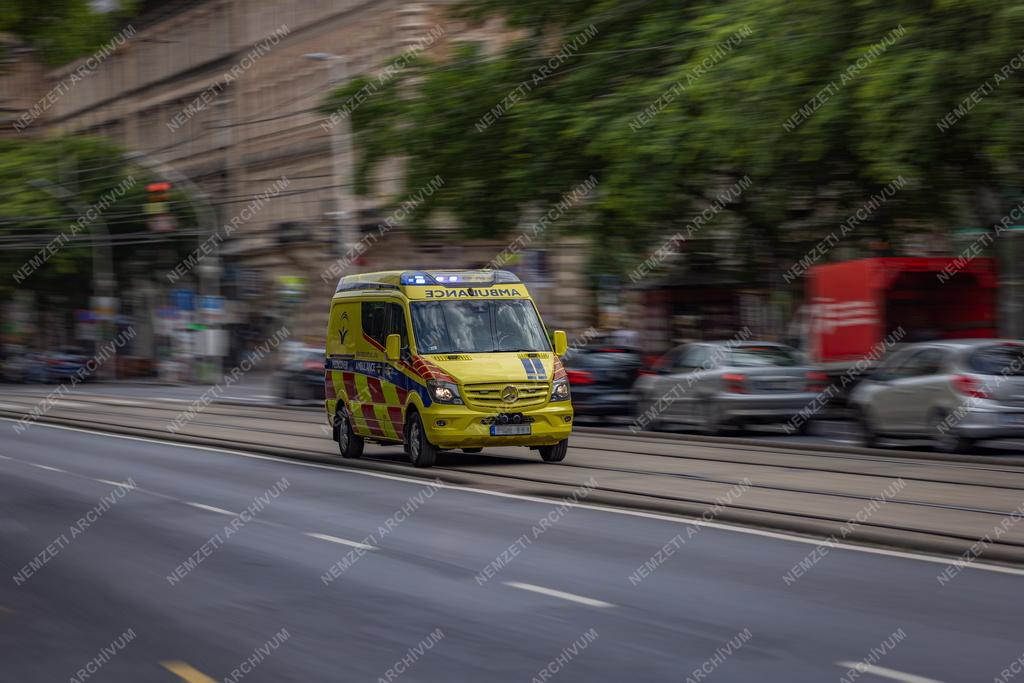 Közlekedés - Budapest - Mentőautó