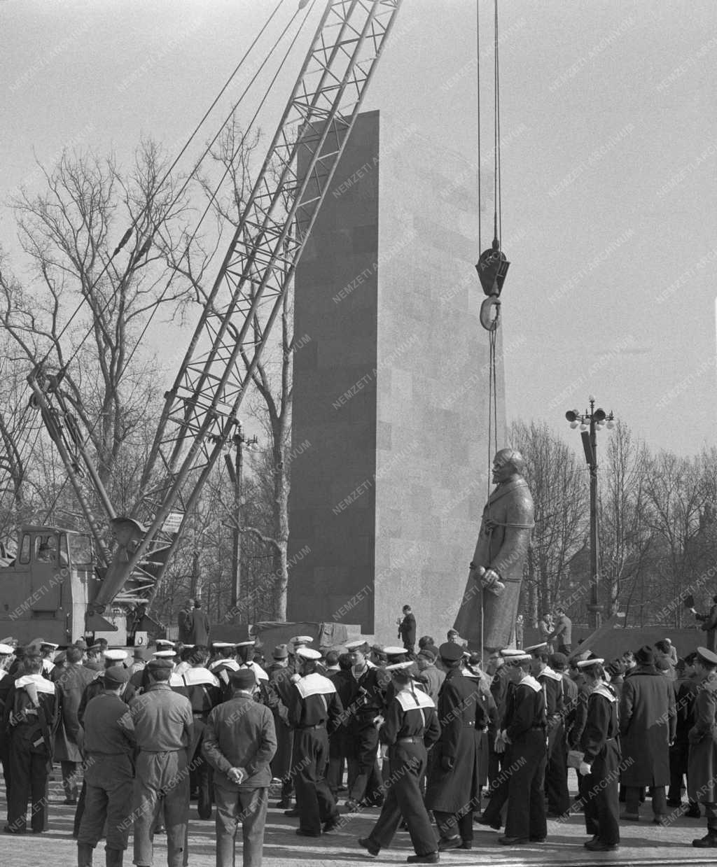 Városkép - Kultúra - Talapzatára emelik Lenin szobrát a Felvonulási térnél