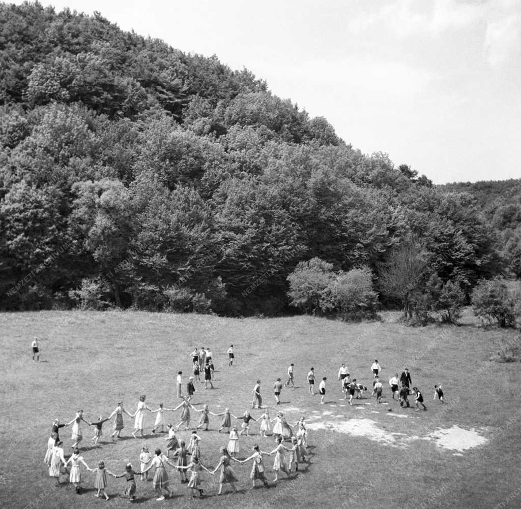 Szabadidő - Kirándulók a Kő-hegyen