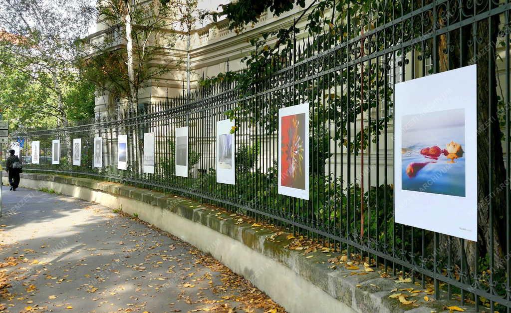 Kultúra - Budapest - Túl…/ Beyond - szabadtéri kiállítás a Kodály köröndön