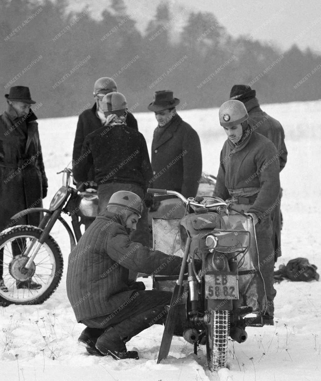 Sport - Motokrossz edzés havas pályán