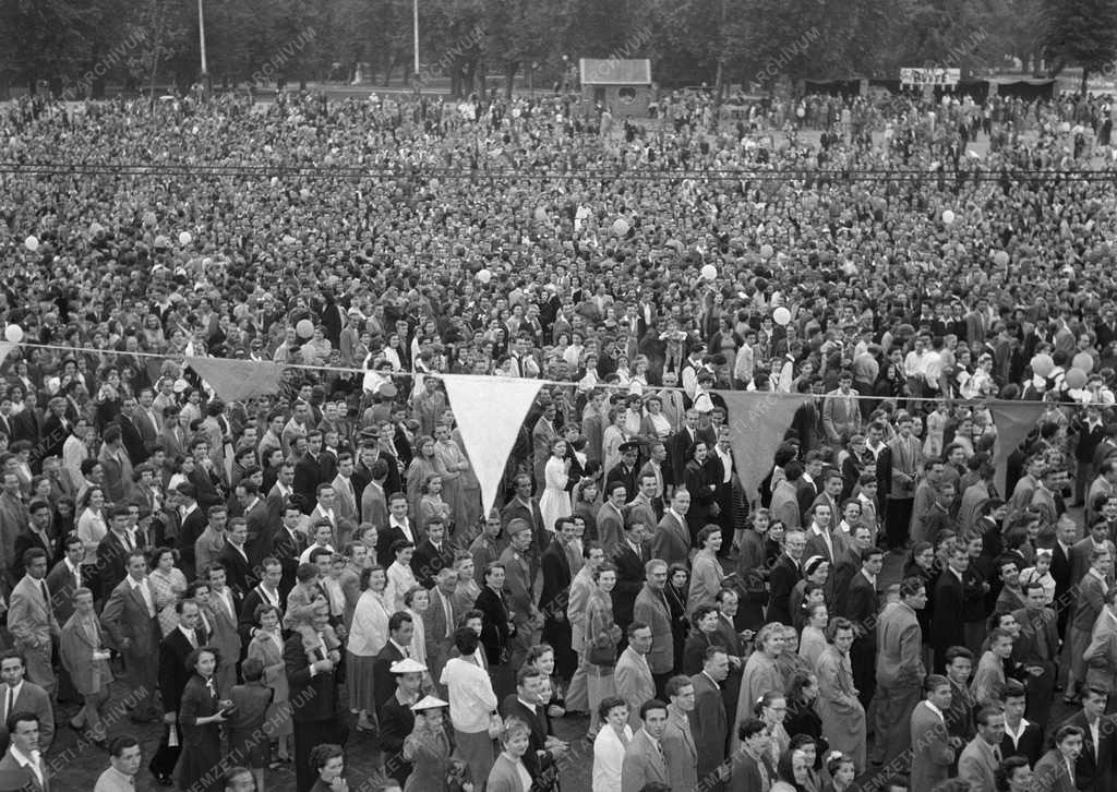 Kultúra - Dolgozó Ifjúság Szövetsége karnevál