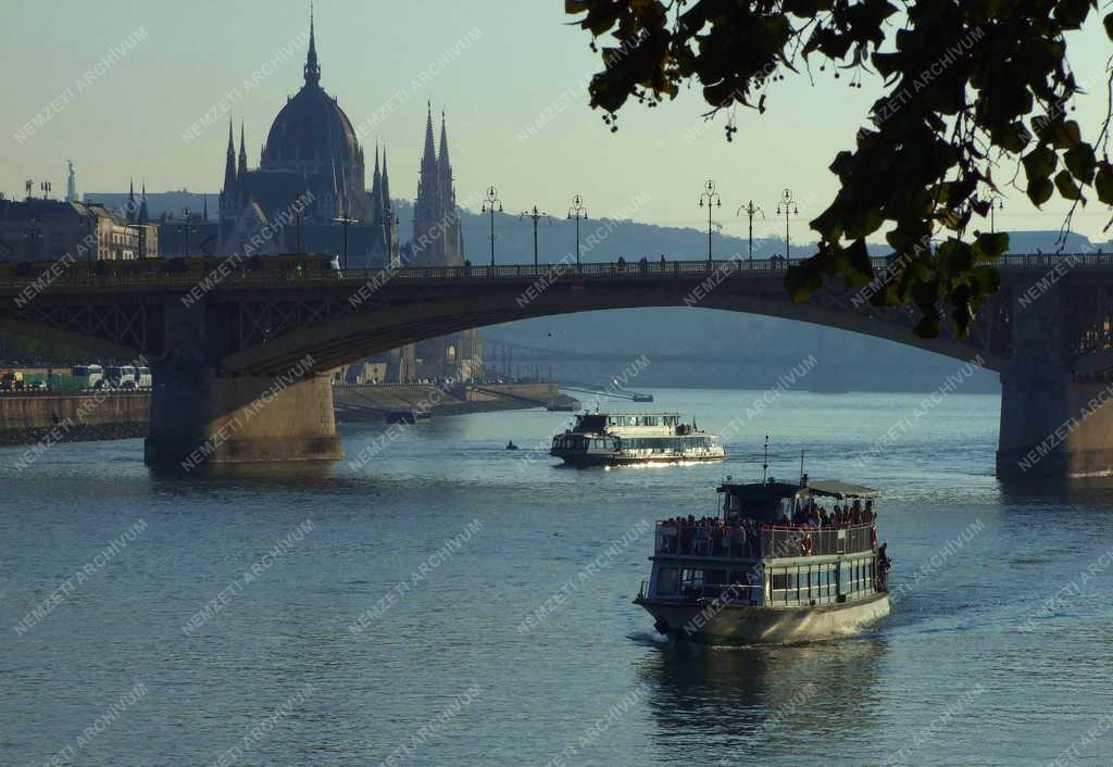 Közlekedés - Budapest - Sétahajók a Dunán