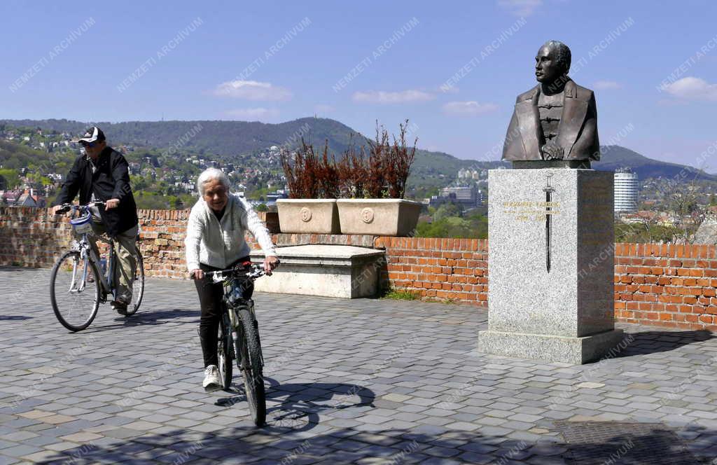 Szabadidő - Budapest - Idős kerékpárosok a Budai Várban