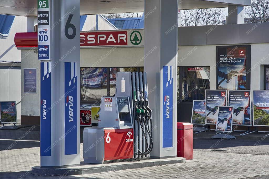 Közlekedés - Energia - Orlen benzinkút a fővárosban