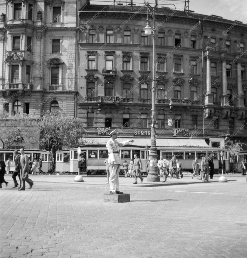 Közlekedés - Rendőri forgalomirányítás a Marx téren