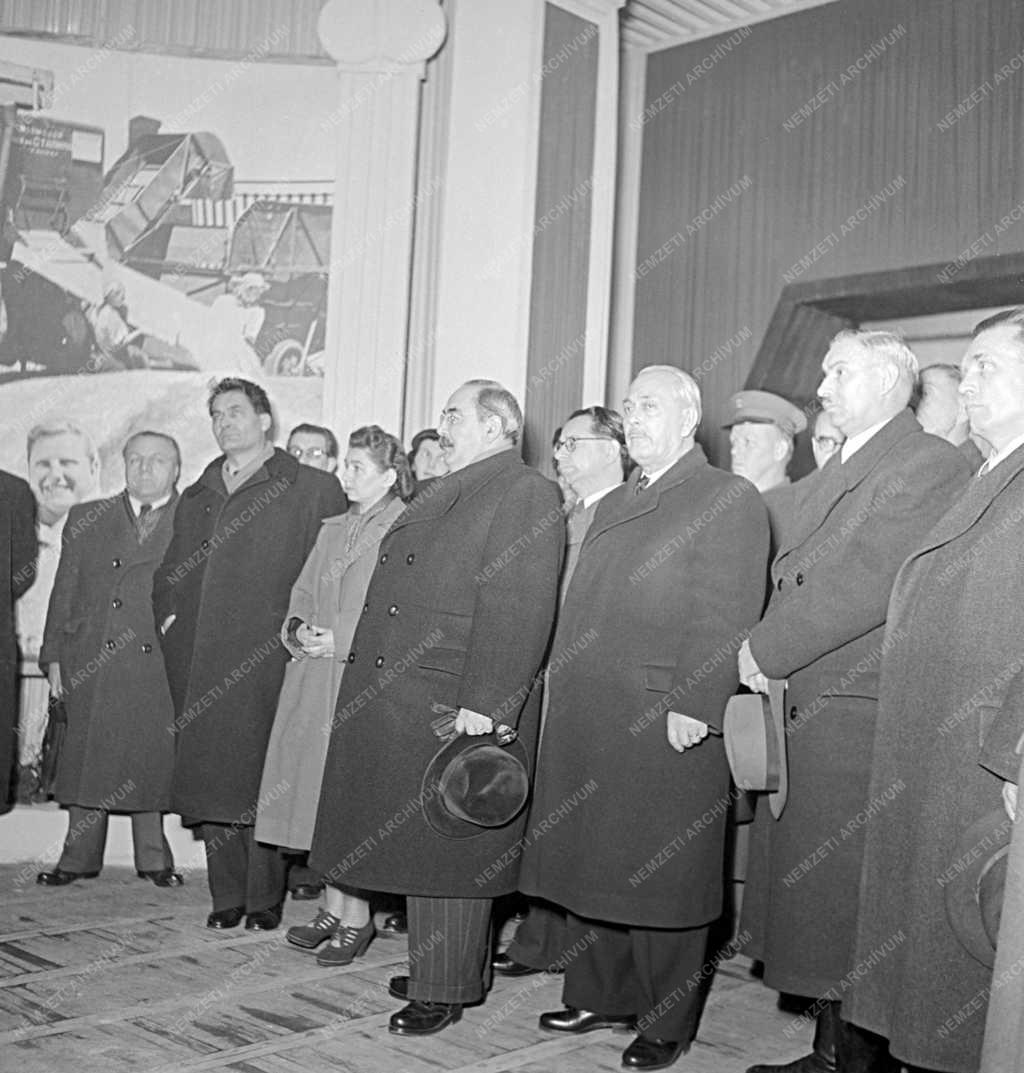 Külkapcsolat - Kiállítás - A Szovjet emberek harca