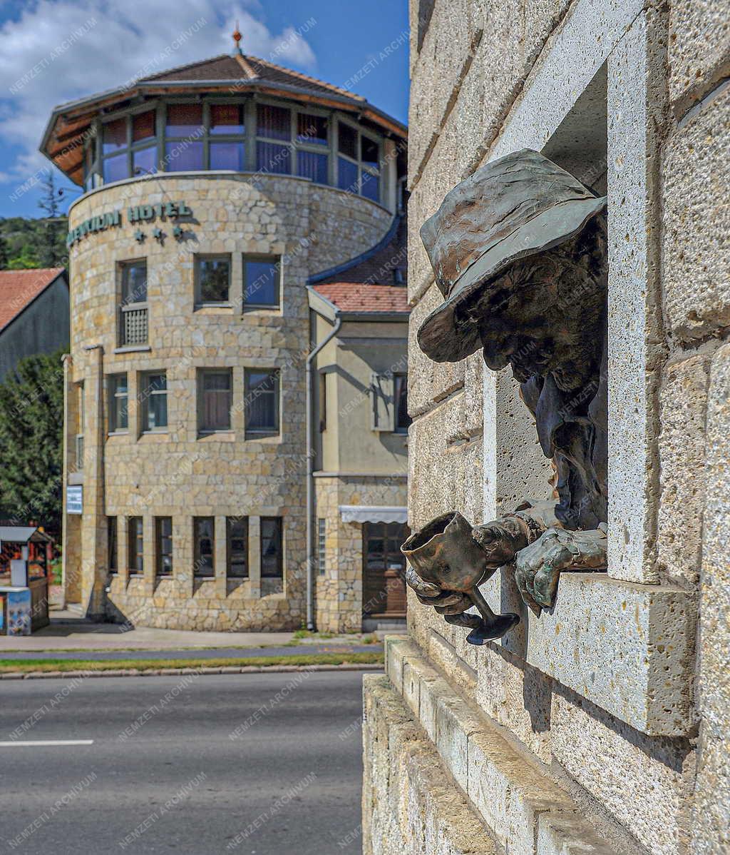 Városkép - Tokaj - Ismeretlen borivó szobra