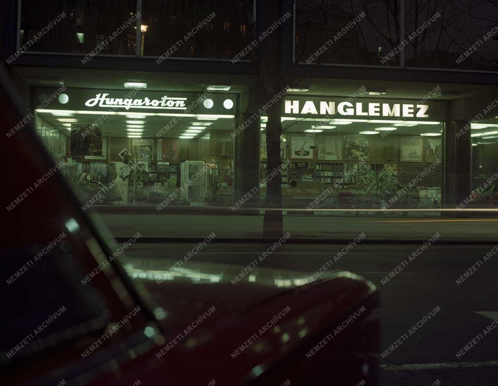 Kereskedelem - Hanglemezbolt kirakata esti fényben