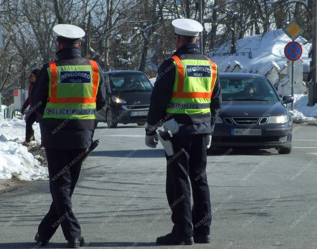 Közlekedés - Budapest - Rendőrök a Normafánál