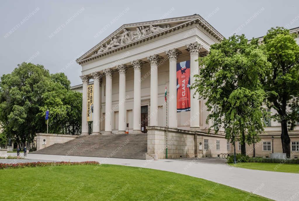 Műemlék épület - Budapest - Magyar Nemzeti Múzeum