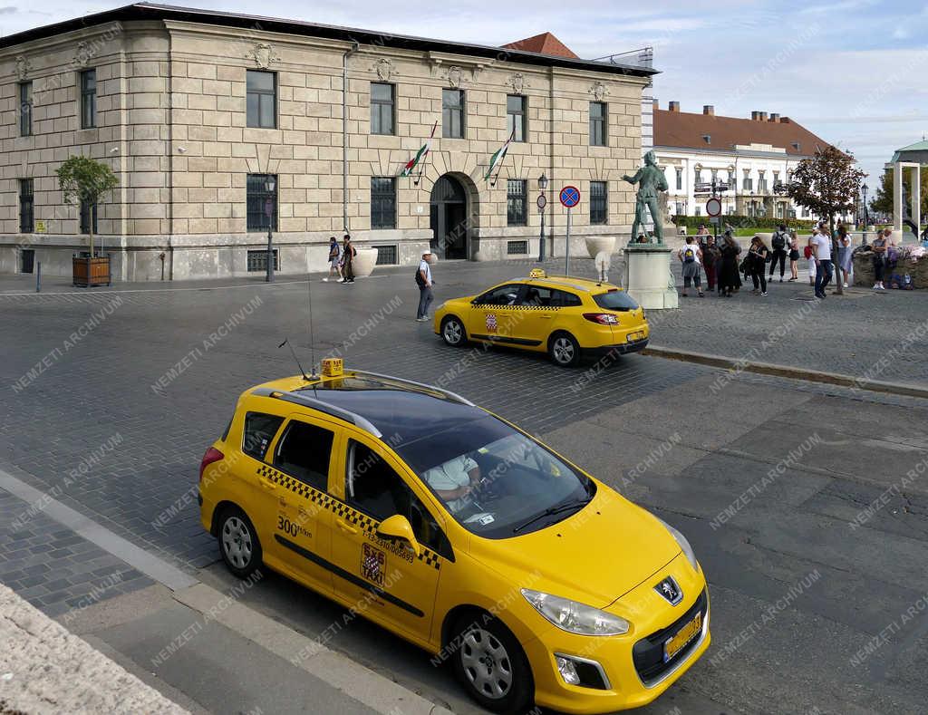 Városkép - Budapest - Taxik a Várban