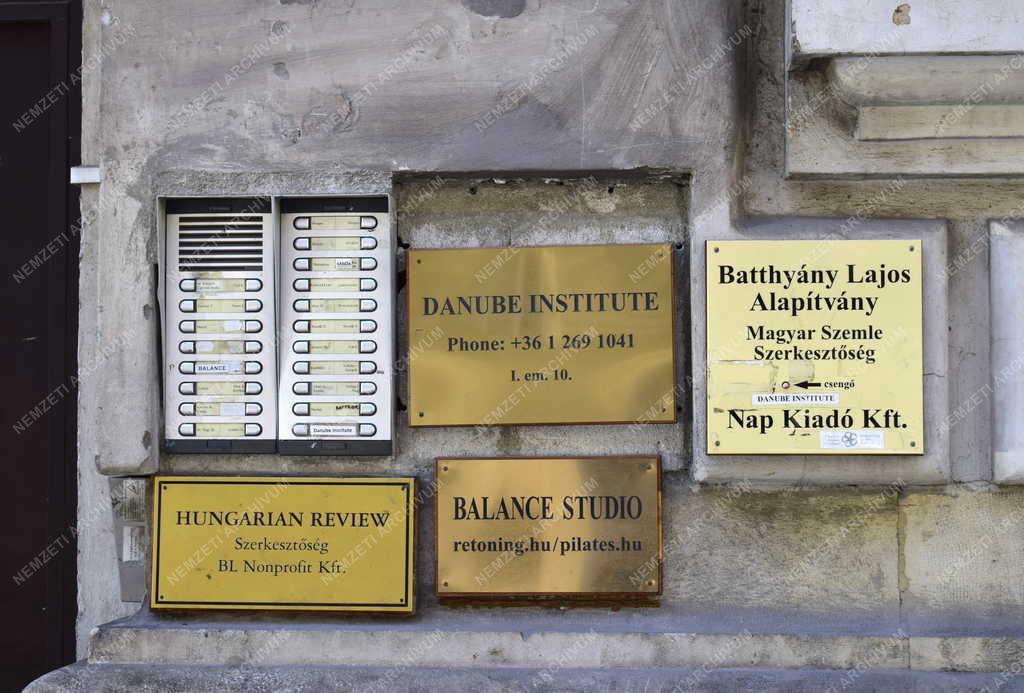 Városkép - Budapest - Cégtáblák