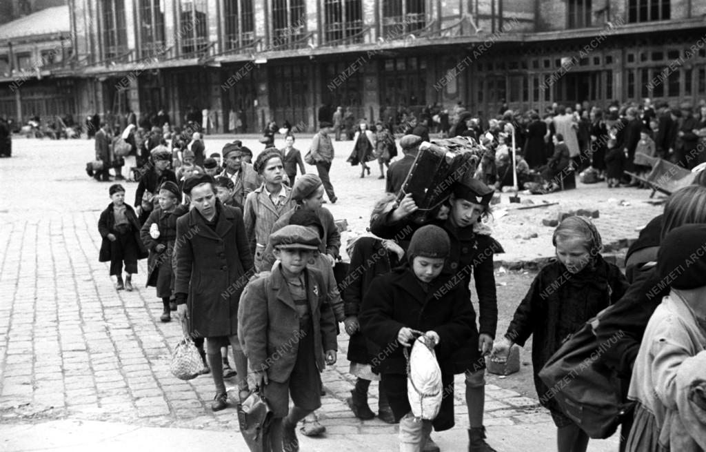 Történelem - A Nemzeti Segély vonata vidéki üdülésre viszi a fővárosi gyermekeket 