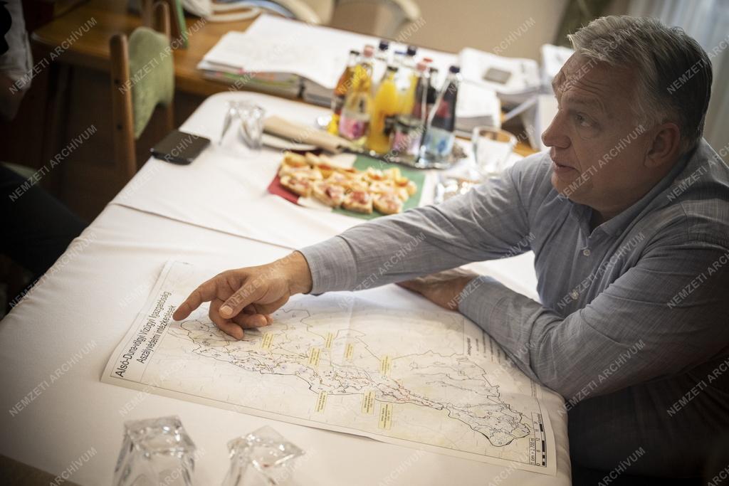 Orbán Viktor aszályvédelmi szemlét tartott Dunapatajon