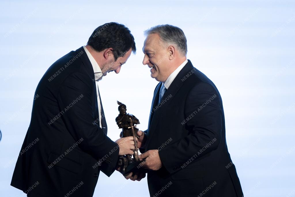Orbán Viktor átadta Matteo Salvininek a Hunyadi János-díjat 
