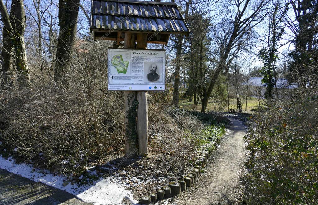 Emlékhely - Budapest - A Sváb-hegyi Jókai-kert télen