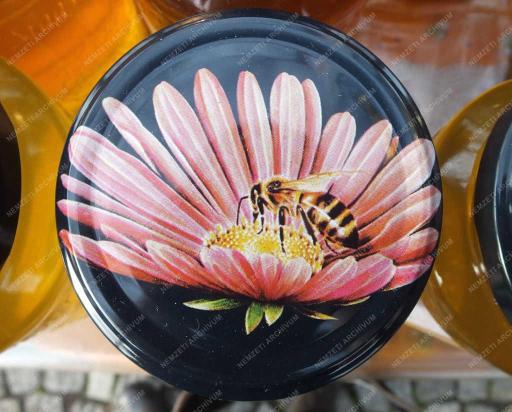 Piac - Nagymaros - Mézesüveg színes fedele