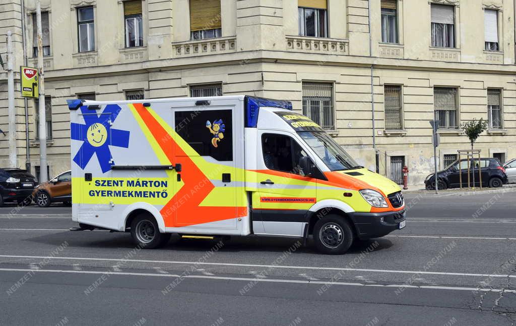 Egészségügy - Szent Márton Gyermekmentő Szolgálat mentőautója
