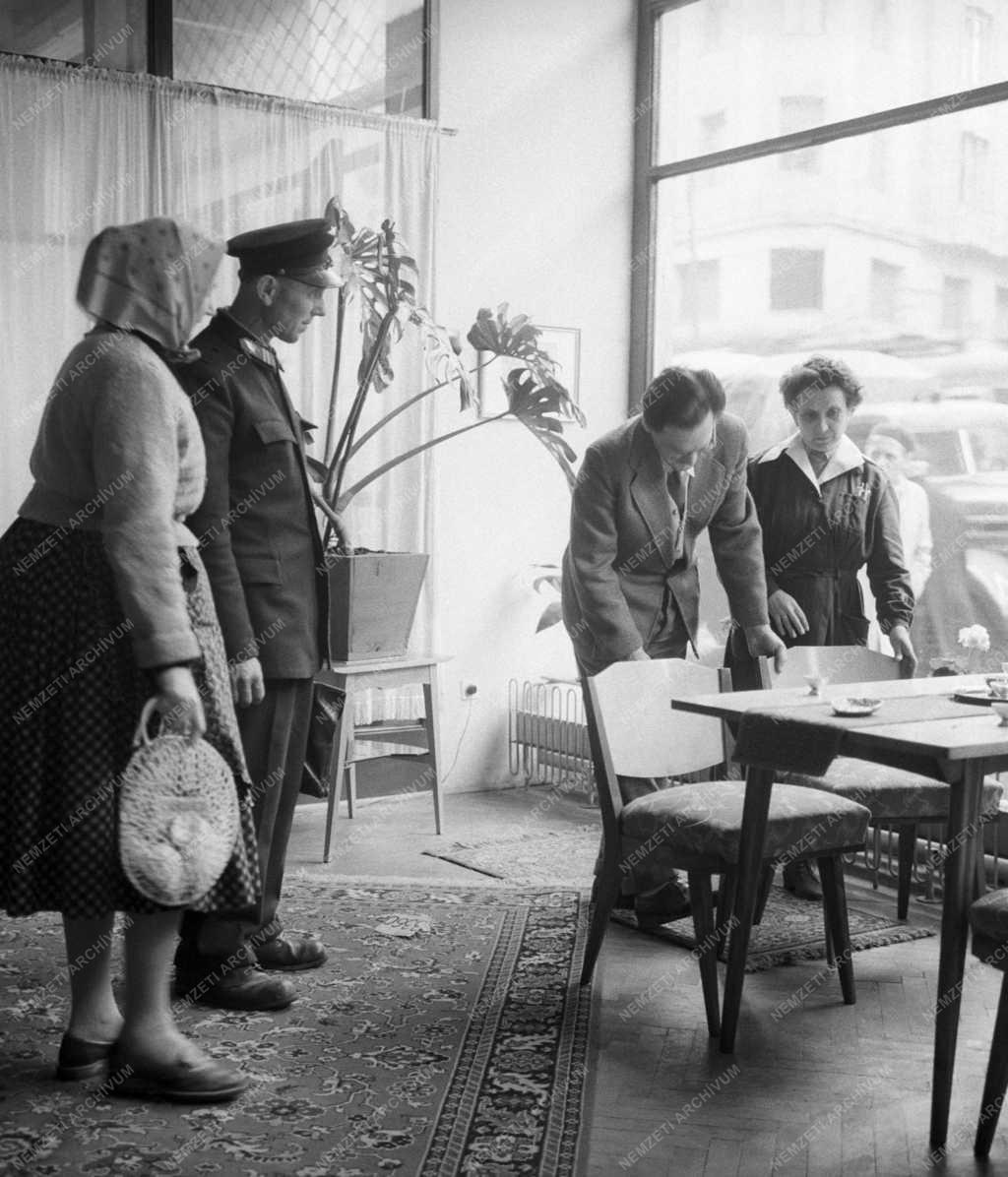 Kereskedelem - Új bútoráruház a Rákóczi úton