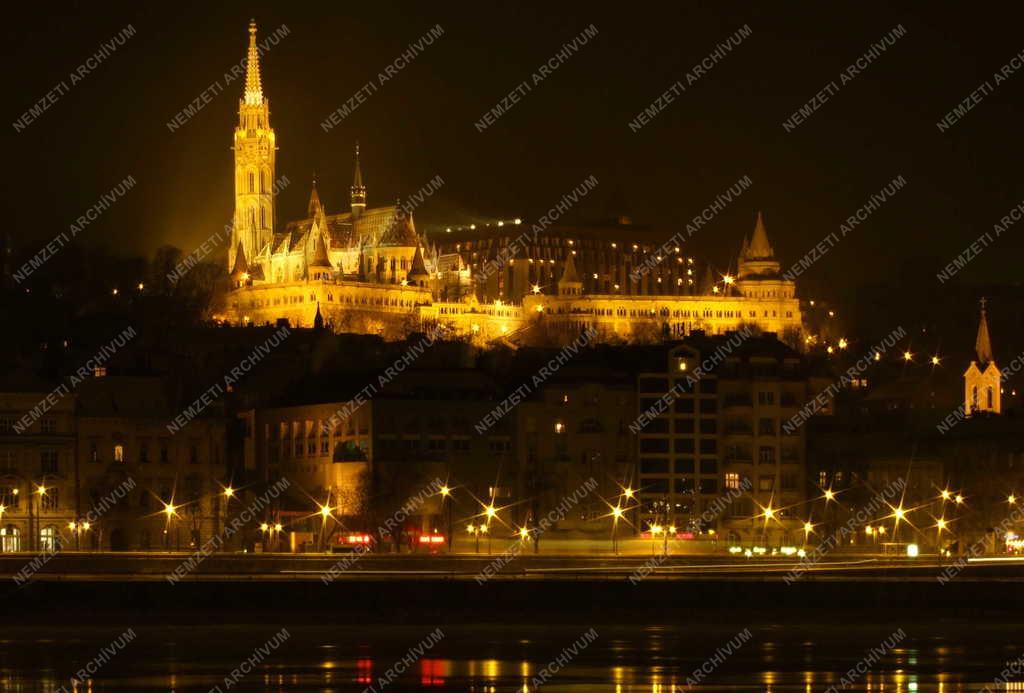 Táj, város - Budapest - A Mátyás-templom este