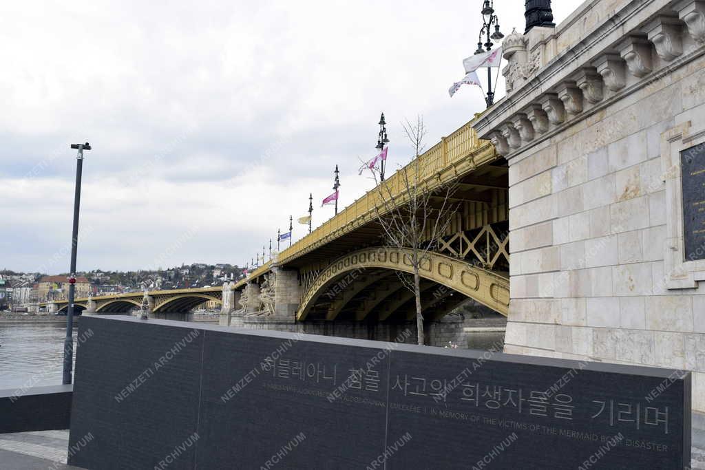 Emlékezés - Budapest - Hableány áldozatainak emlékműve  