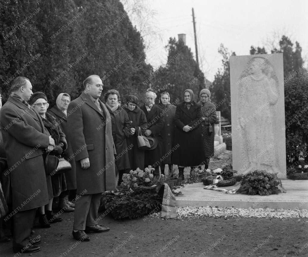 Kultúra - Székely Mihály operaénekes síremlékének leleplezése