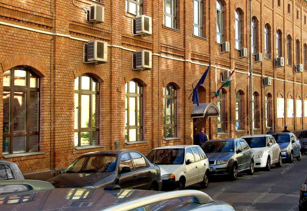 Közigazgatás - Budapest - Központi okmányiroda a Ferencvárosban