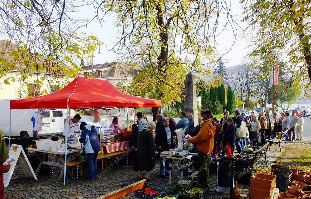 Piac - Nagymaros - Hentesárut kínáló stand az őstermelői piacon