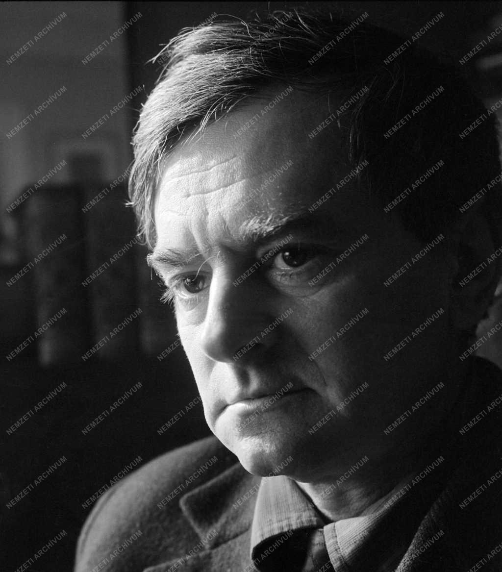 Irodalom - Portré - Weöres Sándor költő