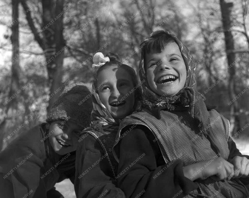 Szabadidő - Diákok a Csillebérci Úttörő Nagytáborban