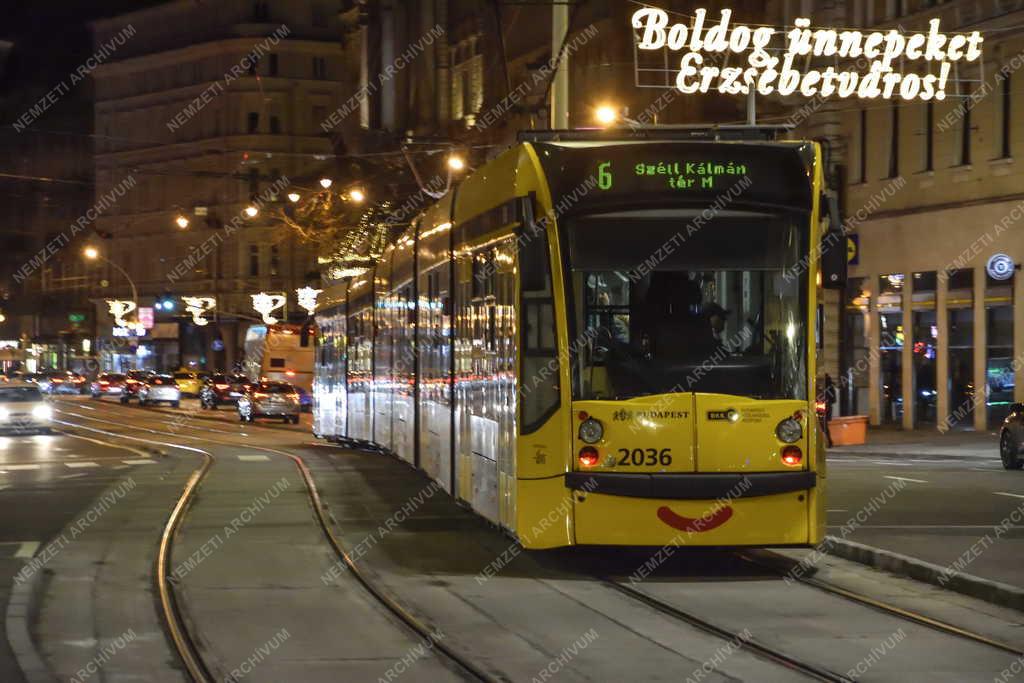 Közlekedés - Budapest - Villamos esti felvételen