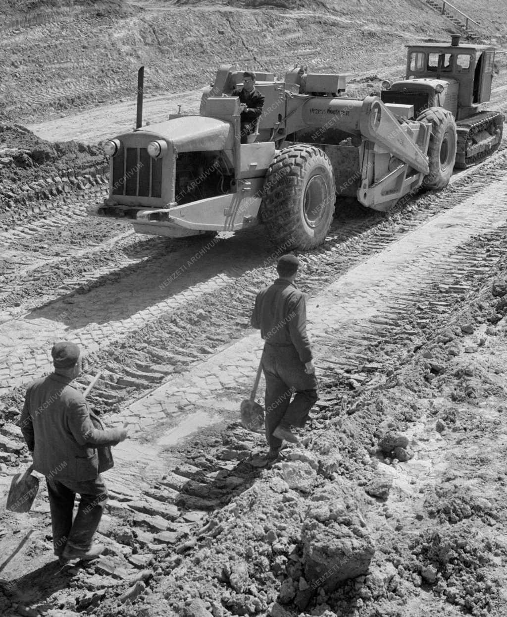 Építőipar - Épül a Balatoni műút