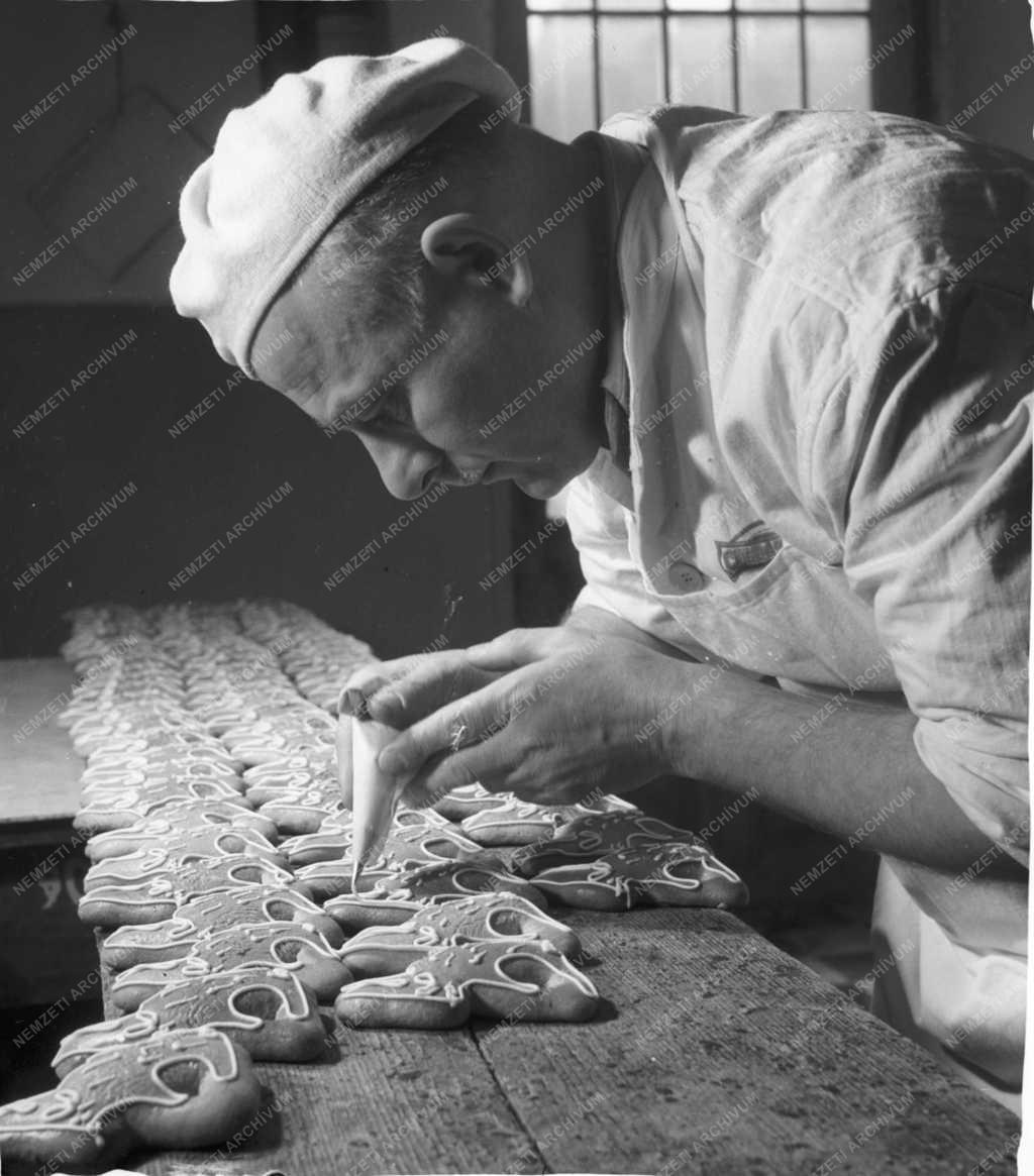 Ipar - Cukrászat - Mézeskalács készül a Cukrászati Gyárban