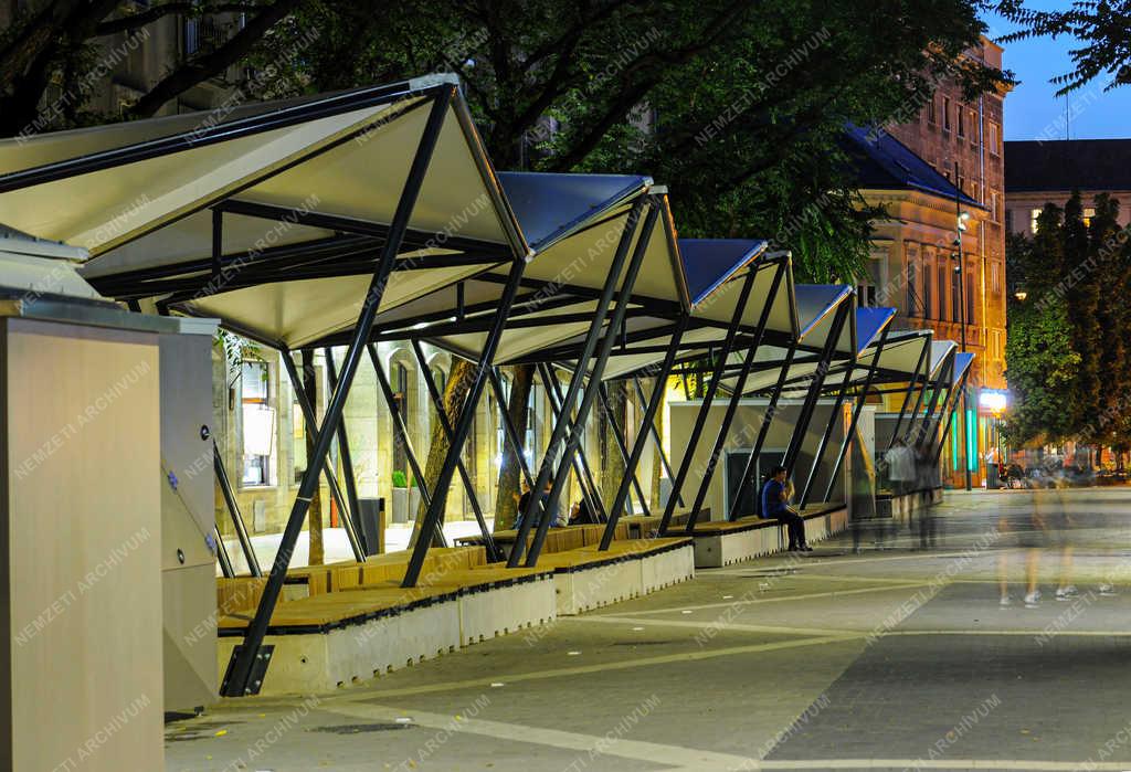 Városkép - Debrecen - Dósa nádor tér esti kivilágításban