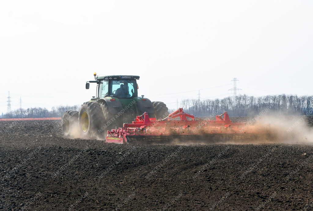 Mezőgazdaság - Tavaszi talajmunkák a debreceni Agrárgazdaság Kft.-nél 
